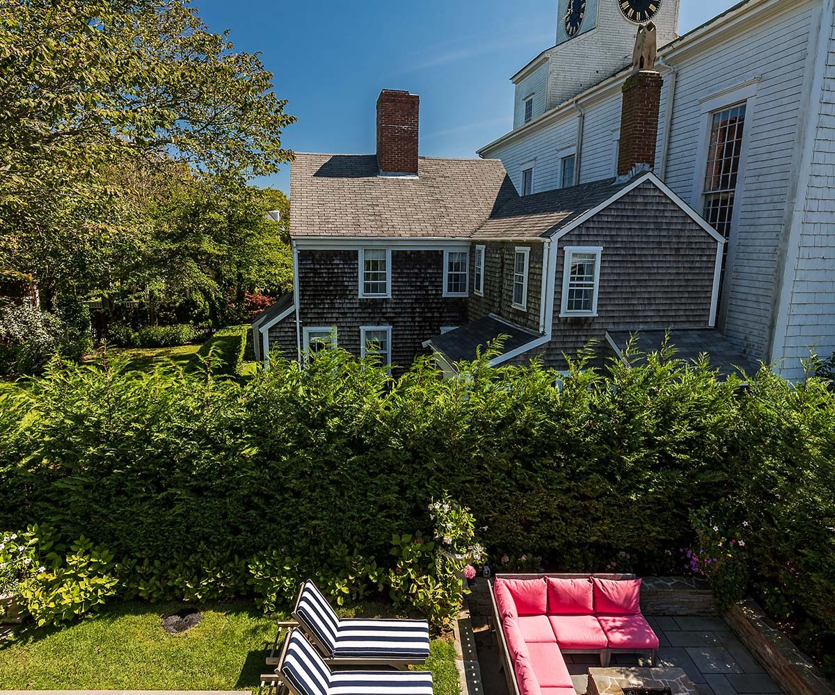 nantucket-saltbox-house-renovation-backyard-large-1200×1000