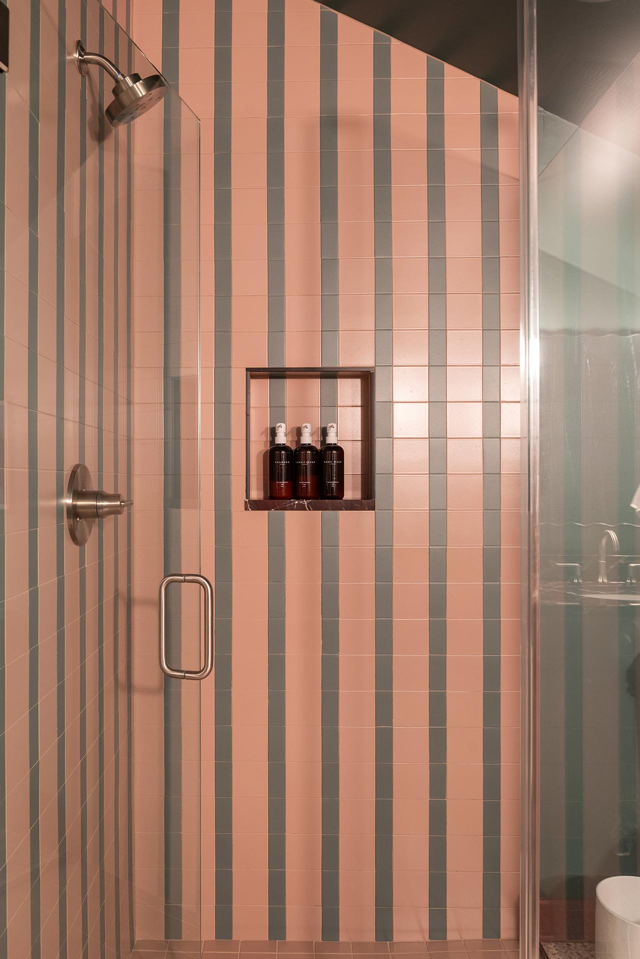 akron-legacy-160814-shower-detail